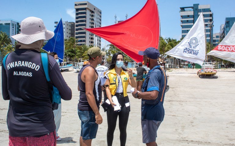 Alta temporada: SMTT inicia renovação das autorizações de jangadeiros da capital