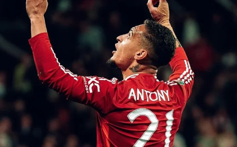 Antony usa bota protetora após deixar campo lesionado e técnico do United lamenta: 'muito azar'