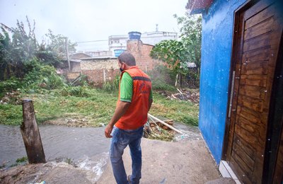 Equipes da prefeitura de Arapiraca estão atuando para minimizar transtornos causados pela chuva
