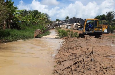 Desenvolvimento Sustentável realiza serviços de limpeza no Riacho do Silva, em Bebedouro