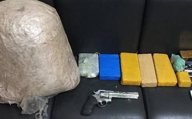Polícia Militar apreende cerca de 20kg de drogas e uma arma de fogo no Sertão