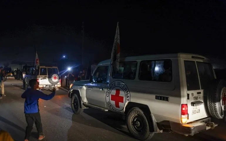 Hamas liberta 13 israelenses e sete estrangeiros após atraso de sete horas e acusações de que Israel não 'cumpriu acordo'