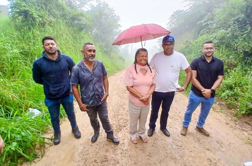 Prefeita Tia Júlia anuncia obras de pavimentação e drenagem na “Micro-ondas” após visita ao local