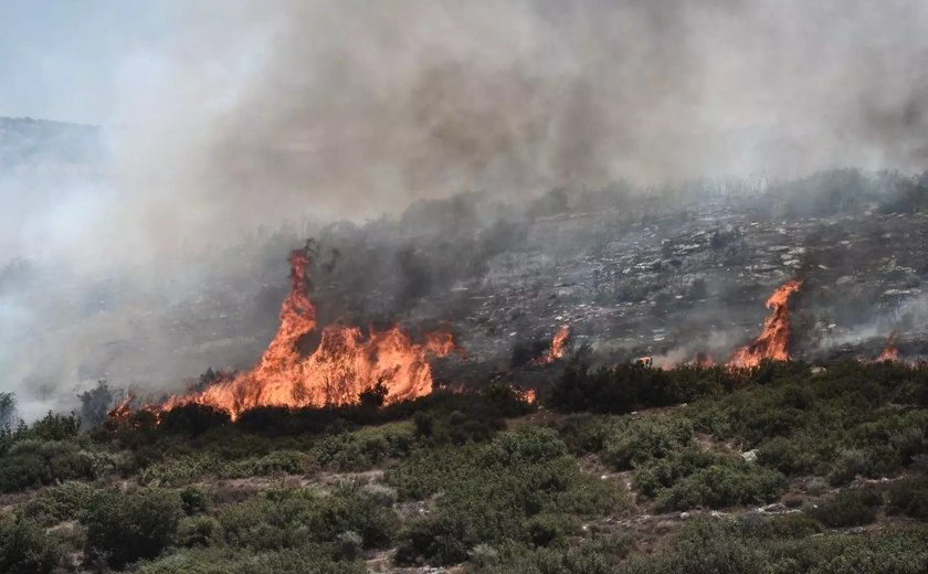 Grécia encontra 18 corpos carbonizados em meio a incêndios que se espalham pelo país