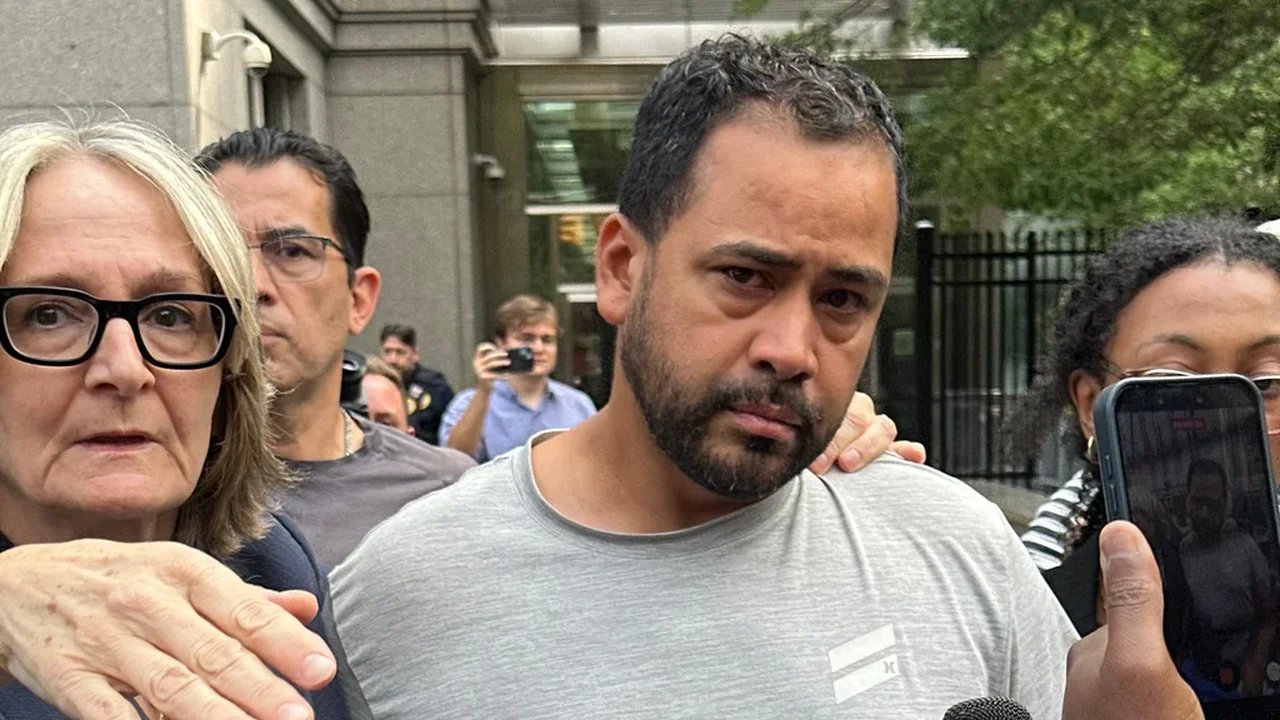 Condutor de lancha é indiciado após capotamento durante passeio turístico pela Estátua da Liberdade, resultando na morte de um bebê e sua mãe.
