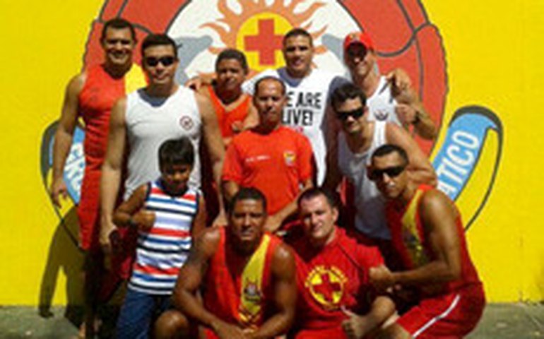 Atleta de MMA visita Salvamento Aquático do Corpo de Bombeiros