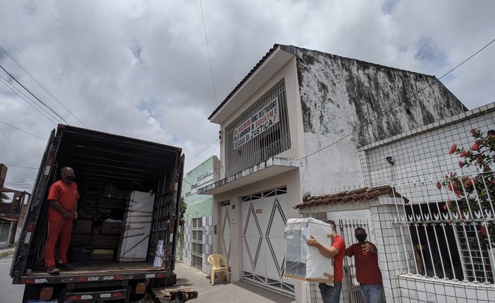 Moradores durante mudança no bairro do Pinheiro