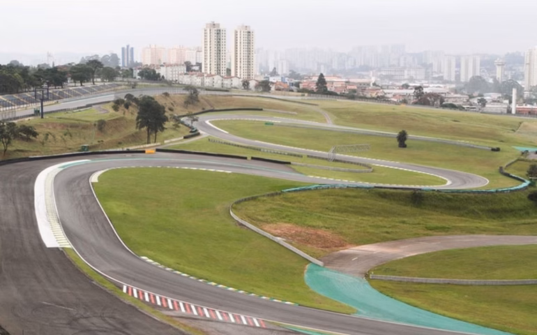 Motociclista de 9 anos é levado em estado grave para a UTI após acidente em Interlagos