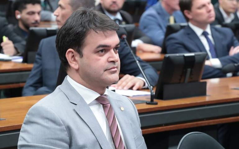 Comissão aprova permissão para agente de saúde usar carteira profissional como identidade