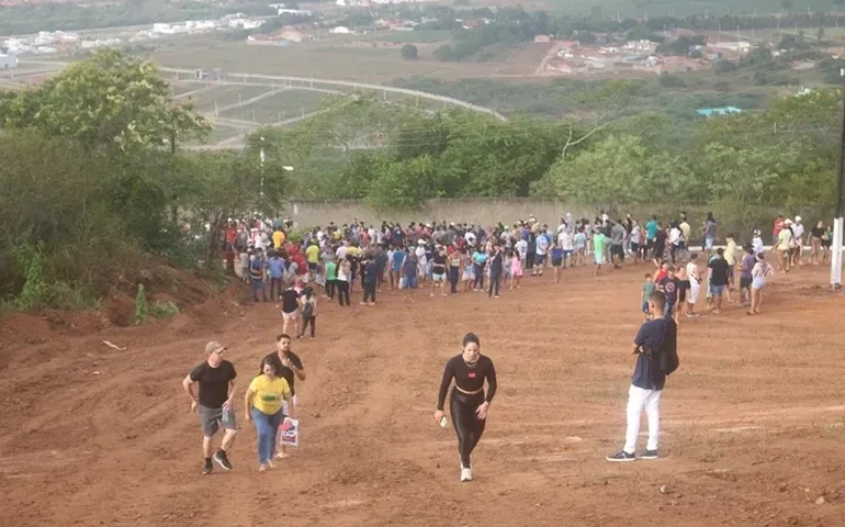 Fieis fazem romaria ao Morro Santa da Massaranduba em Arapiraca nesta Sexta-Feira-Santa