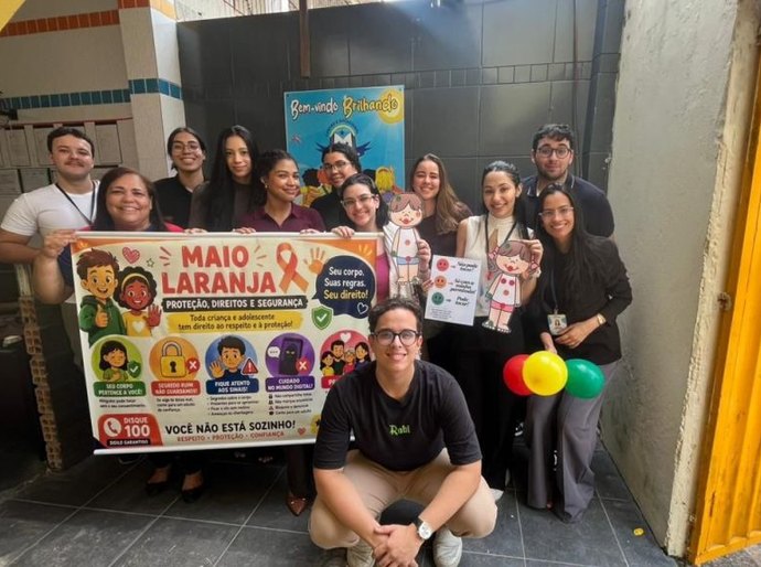 Estudantes de direito do Cesmac promovem ação de conscientização sobre abuso infantil em escola de Maceió