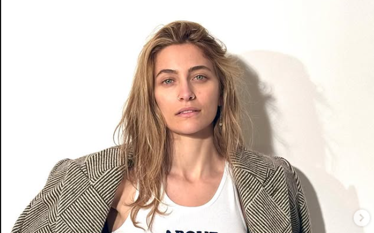 Paris Jackson, filha de Michael Jackson, revela estar noiva de colega de banda