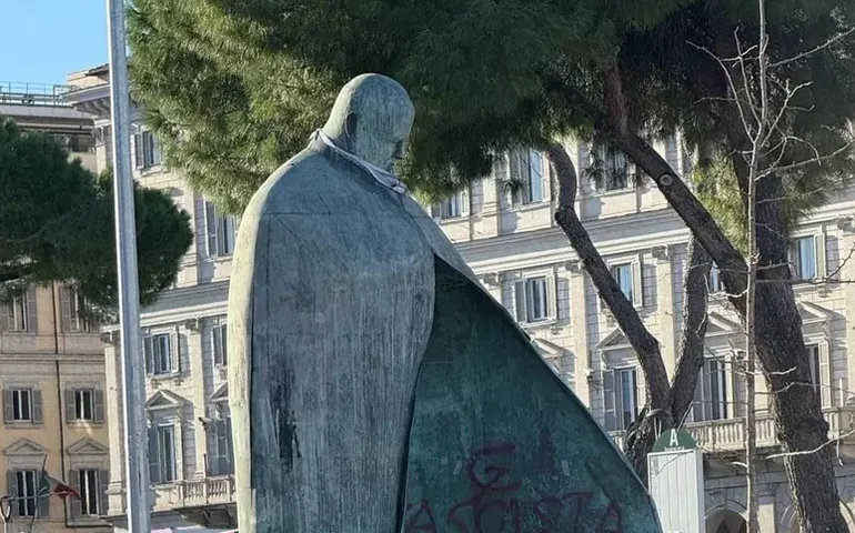 Estátua de João Paulo II em Roma é vandalizada; Itália condena