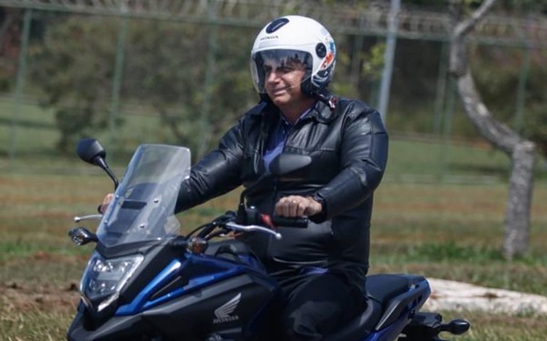 Bolsonaro volta ao Alvorada após passear de moto e encontrar pessoas sem máscara