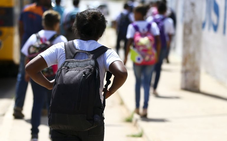 Mochilas pesadas na infância podem acarretar problemas na fase adulta