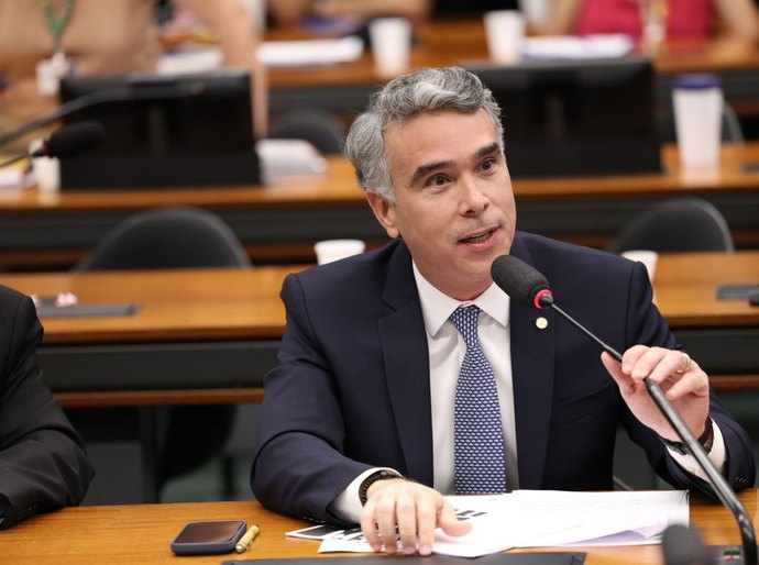 Rafael Brito aprova projeto que beneficia pessoas em tratamento do câncer