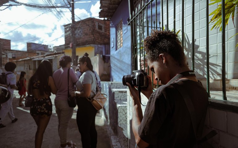 Em campo, juventudes do Digaê registram memórias e narrativas das grotas de Maceió