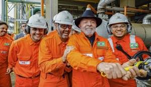 Lula em visita à petrobrás. Fonte: Internet