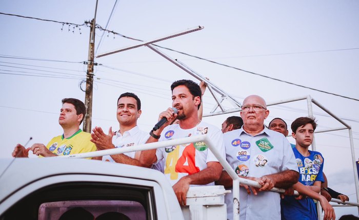 Ao lado de JHC, Rodrigo Cunha percorre conjuntos habitacionais de Maceió