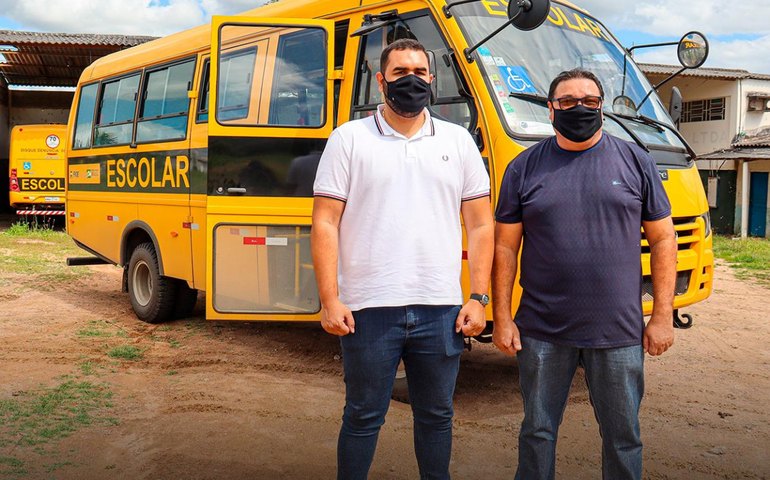 Prefeitura de Piranhas recebe ônibus do Programa Caminho da Escola