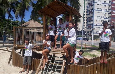 Crianças do Serviço de Convivência realizam atividades físicas na orla marítima