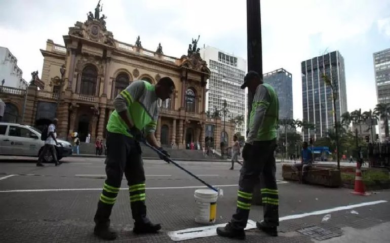 Calçadão do Theatro Municipal de SP terá estacionamento