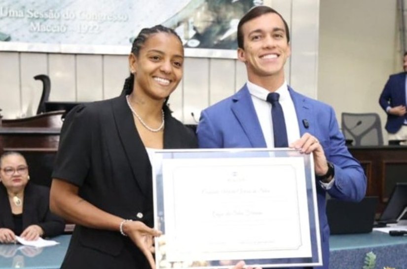 Geyse Ferreira recebe Comenda Marta Vieira em reconhecimento à carreira no futebol