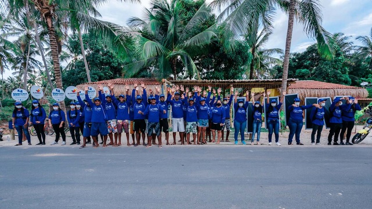 Sedetur entrega kits de praia padronizados para prestadores de serviço da Praia do Patacho