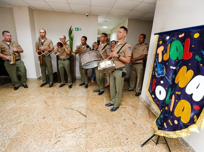 Servidores do TJAL celebram o Carnaval com marchinhas e adereços