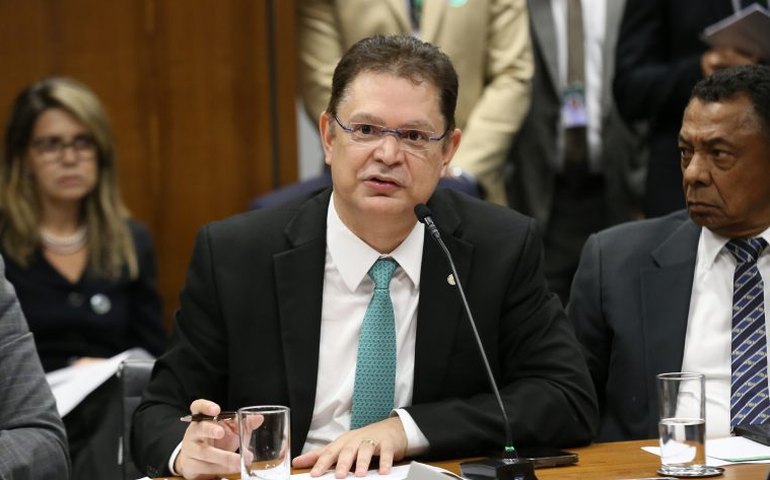 Líder do PL na Câmara pede permissão de Moraes para visitar Braga Netto na prisão