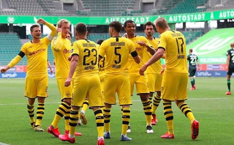 Borussia Dortmund vence Wolfsburg e ganha força para clássico contra o Bayern