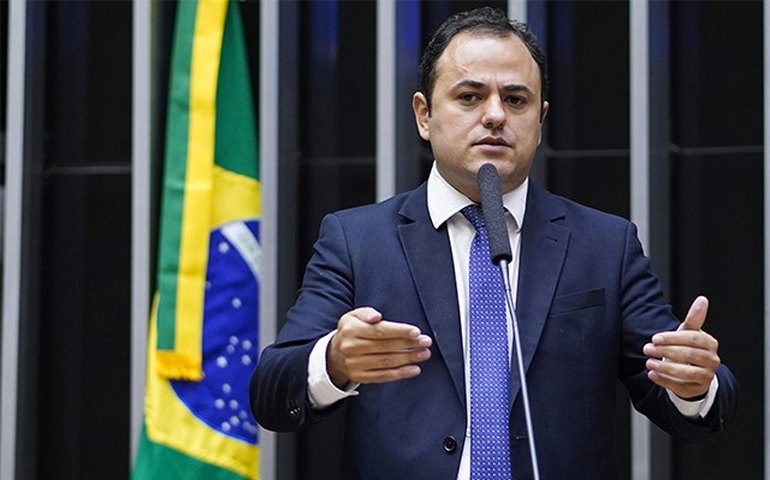 Bolsonarista defende Glauber Braga por chutar militante do MBL: 'Quebrava na porrada'
