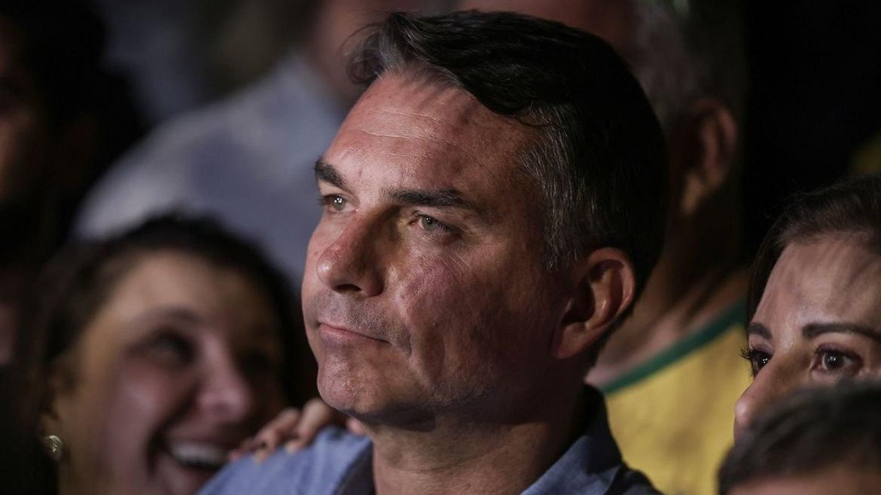 Flávio Bolsonaro visita o pai em prisão domiciliar após 3 meses