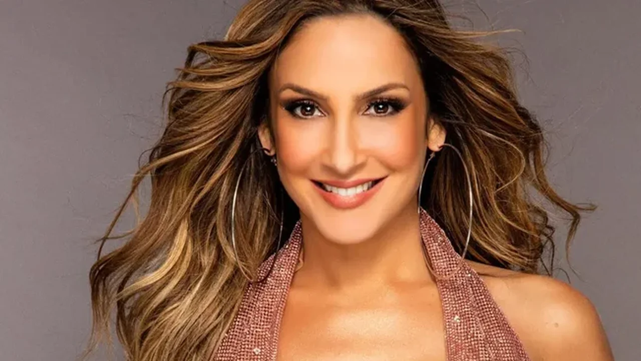 Claudia Leitte faz 46 anos de olho na saúde mental e reflete sobre maturidade: 'Eu era muito ingênua'