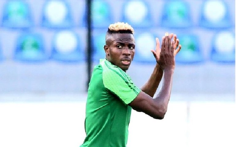 Osimhen exclui postagens ligadas ao Napoli e ameaça processar time por vídeo no TikTok; entenda