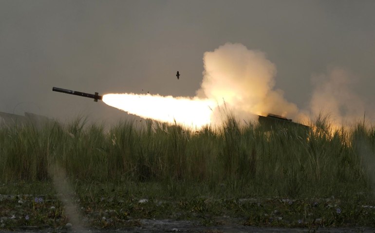 Forças russas derrubam bomba guiada, foguetes Himars e mais de 120 drones
