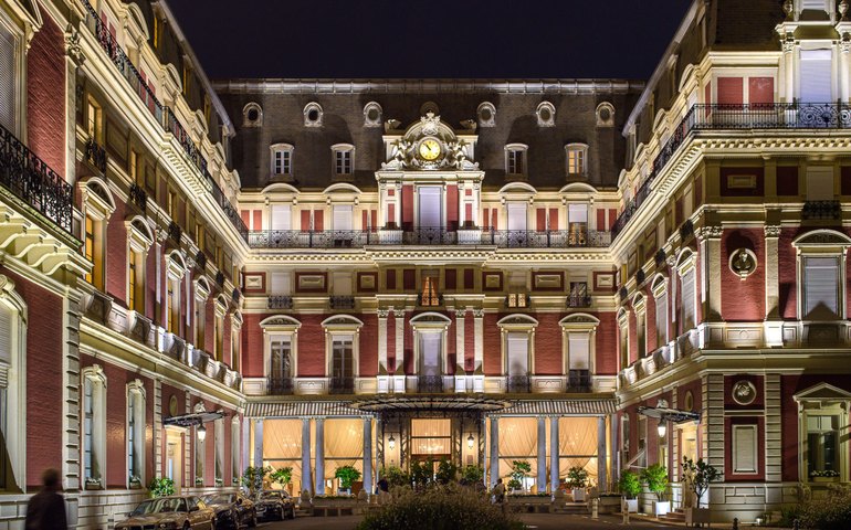 Maçã na boca, cenoura nas nádegas: Chef é demitido após aplicar 'trote humilhante' em hotel de luxo na França