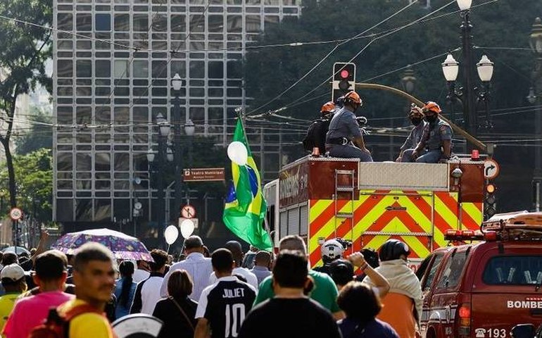 Cortejo com corpo de Bruno Covas deixa a Prefeitura e segue para Santos