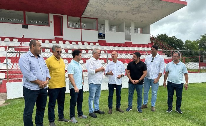 Senador Renan Calheiros visitou instalações do Sport Club Penedense