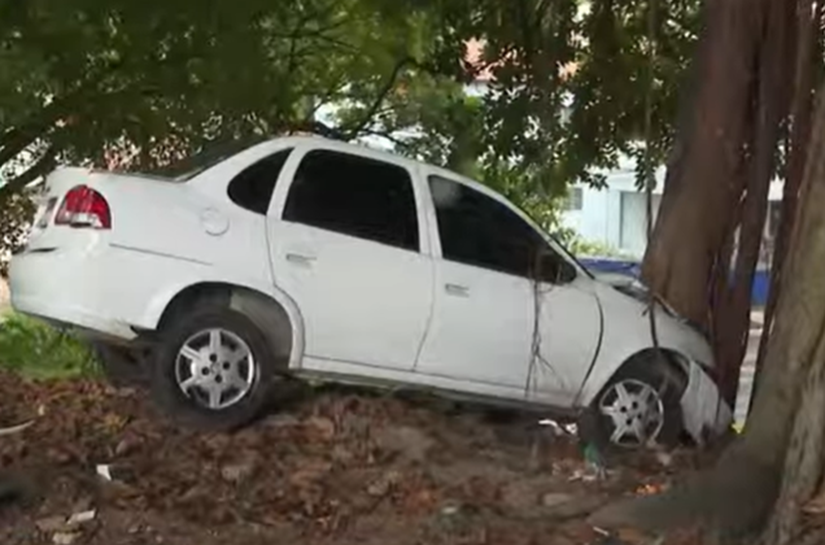 Carro colide contra árvore e quase despenca de ribanceira, no Farol