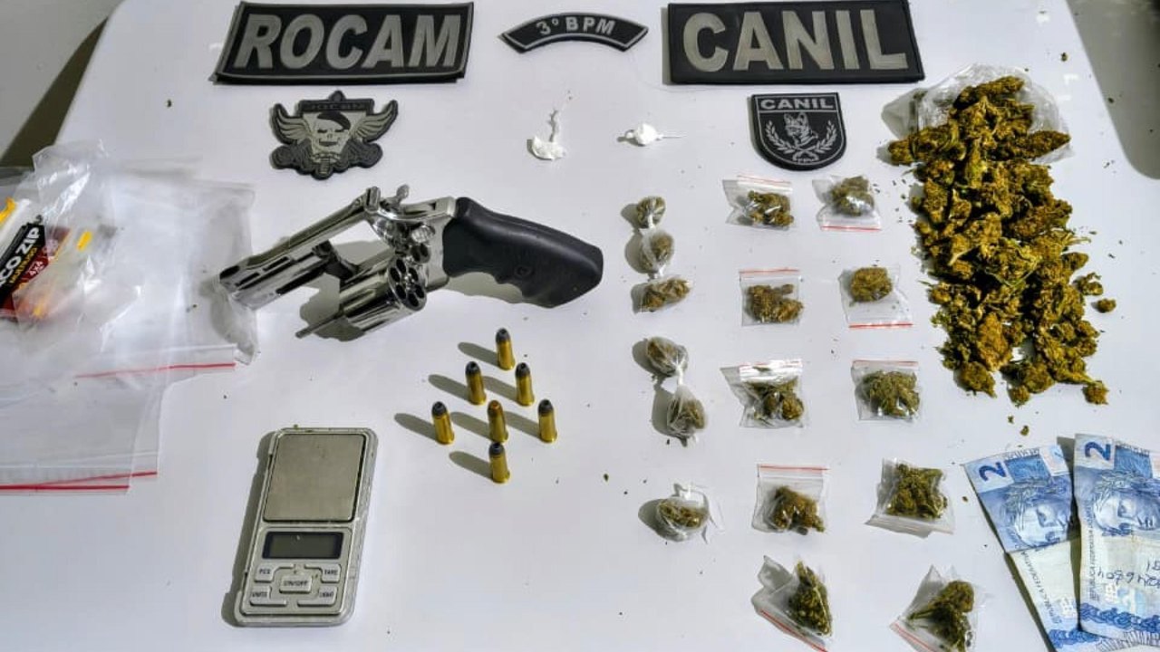 Denúncias resultam em apreensão de armas e mais de 3 kg de drogas em Arapiraca