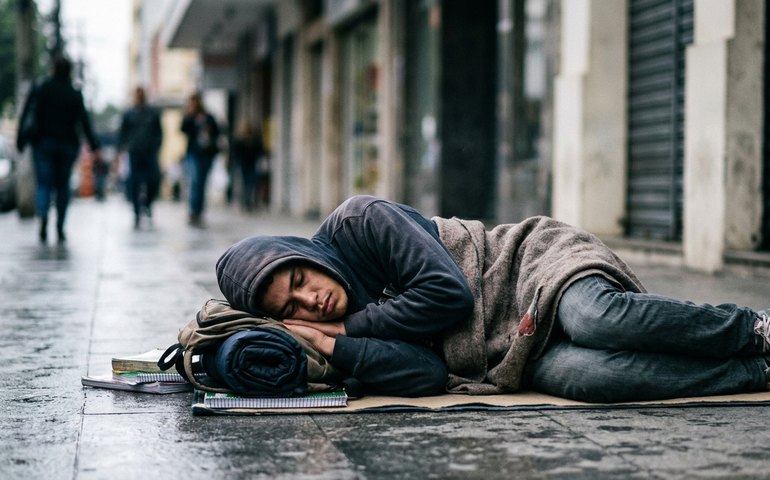 Estudante de Economia da UFF dorme na rua à espera de direitos básicos em Niterói