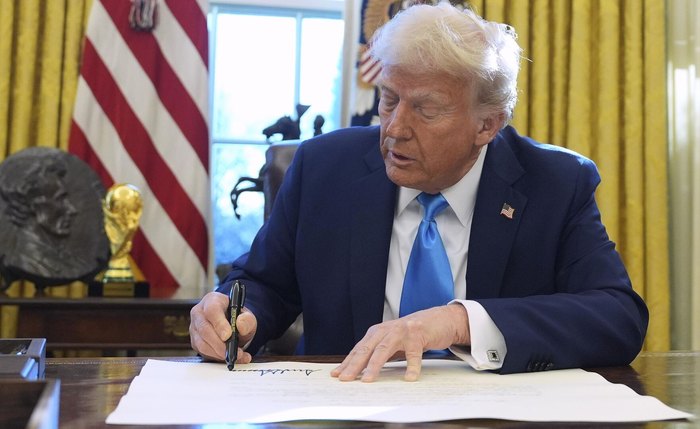 Guerra tarifária de Trump pode custar R$ 12 trilhões para economia global Guerra tarifária de Trump pode custar R$ 12 trilhões para economia global