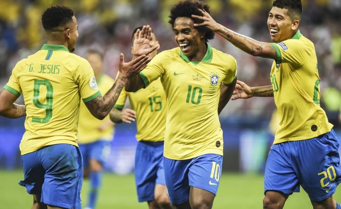 Willian comemora com seus companheiros após marcar o quinto gol do Brasil contra o Peru