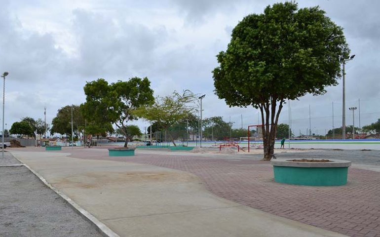 Prefeitura de Penedo realiza aquisição de duas caçambas e uma retroescavadeira