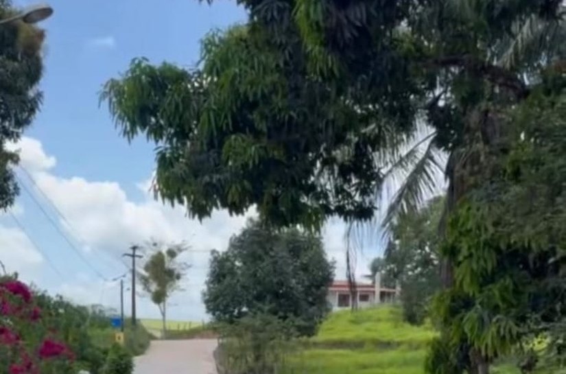 Prefeito Jorge Galvão vistoria obras de calçamento e de nova escola em Jundiá