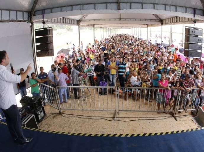 Governador Renan Filho e presidente da Caixa entregam casas no Pilar