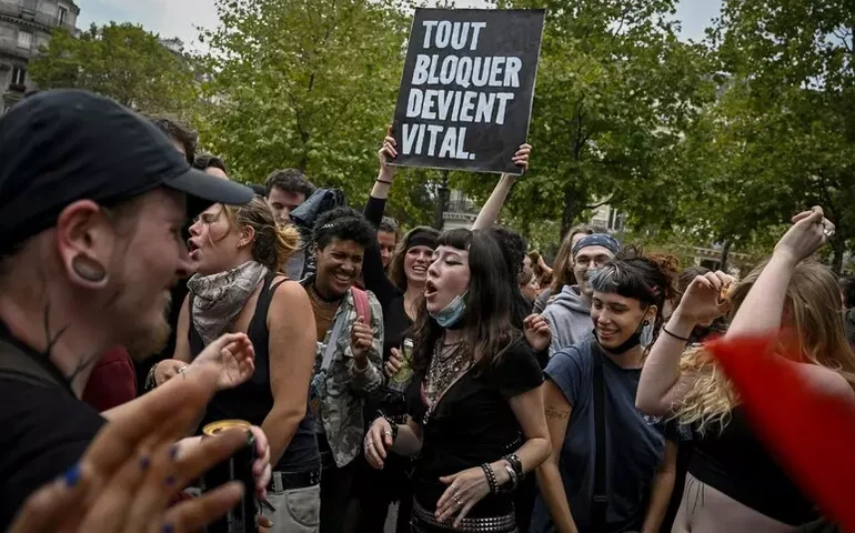 Atos antigoverno na França causam perturbações nos transportes