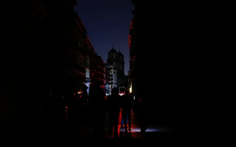 Apagão: o que sabemos até agora sobre o incêndio em subestação no PR que causou corte de energia