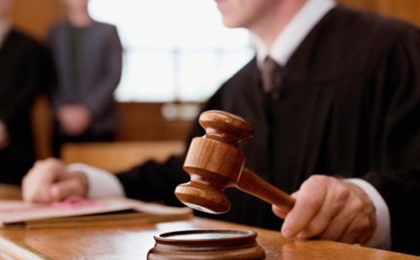 Advogados e juízes se posicionarão à mesma altura durante audiências